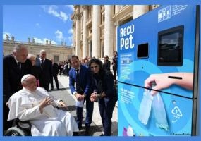 Consegnato in Vaticano l'ecocompattatore RecoPet