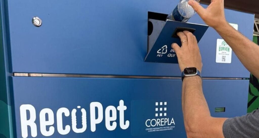 Conferimento bottiglia PET nell'ecocompattatore RecoPet
