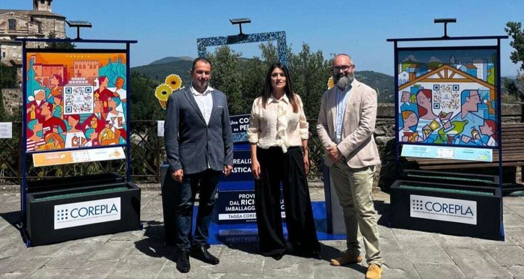 Installazione di arte urbana a Perugia realizzata in plastica riciclata