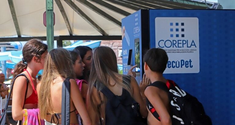 Conferimento bottiglie in PET in un compattatore RecoPet