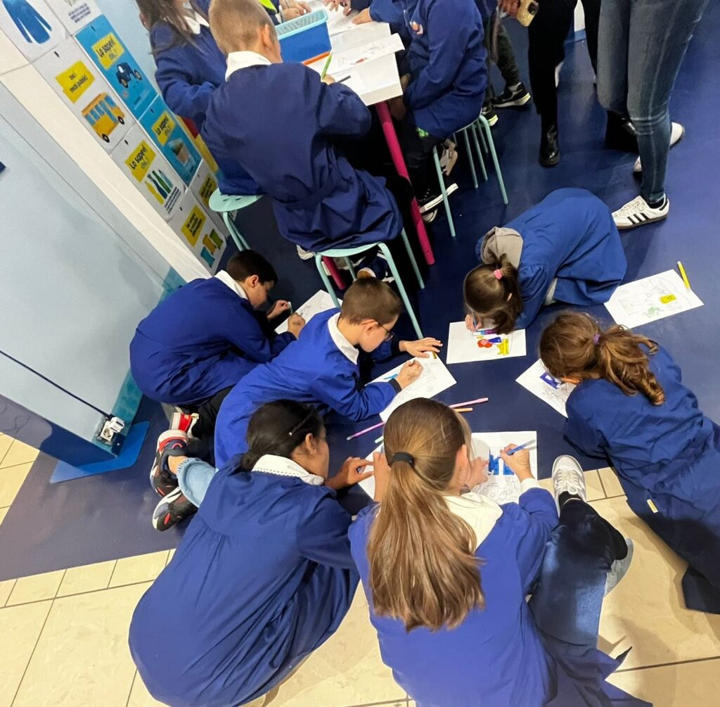 Bambini partecipano a Casa Corepla BariBlu