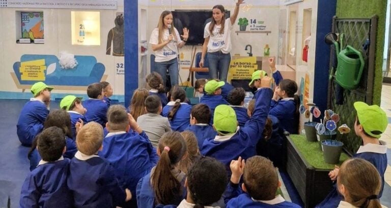 Bambini presenti al laboratorio Casa Corepla al cc Bariblu