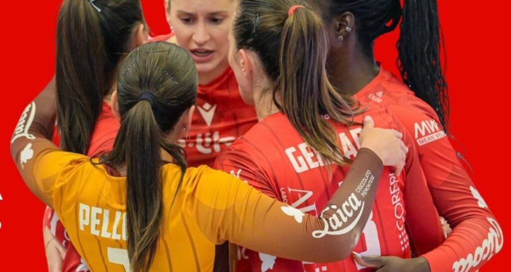 Pallavoliste Uyba Volley con maglia sponsor COREPLA