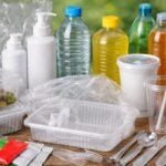 Immagine generata da IA con imballaggi e oggetti in plastica
