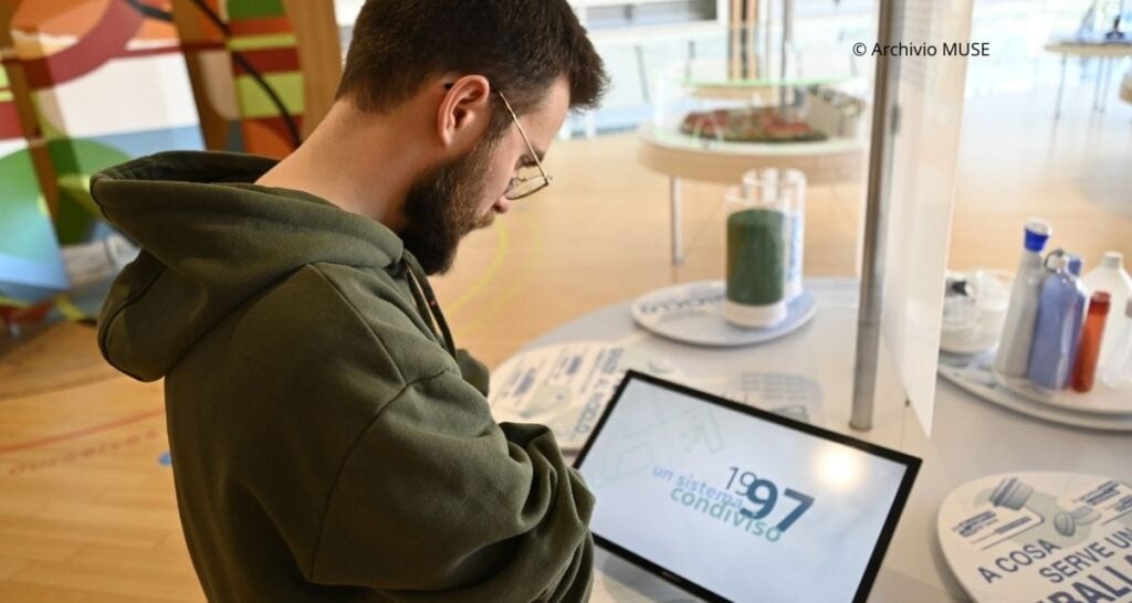 Visitatore al Muse di Trento con l'exhitbit COREPLA - © Archivio MUSE