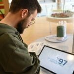 Visitatore al Muse di Trento con l'exhitbit COREPLA - © Archivio MUSE